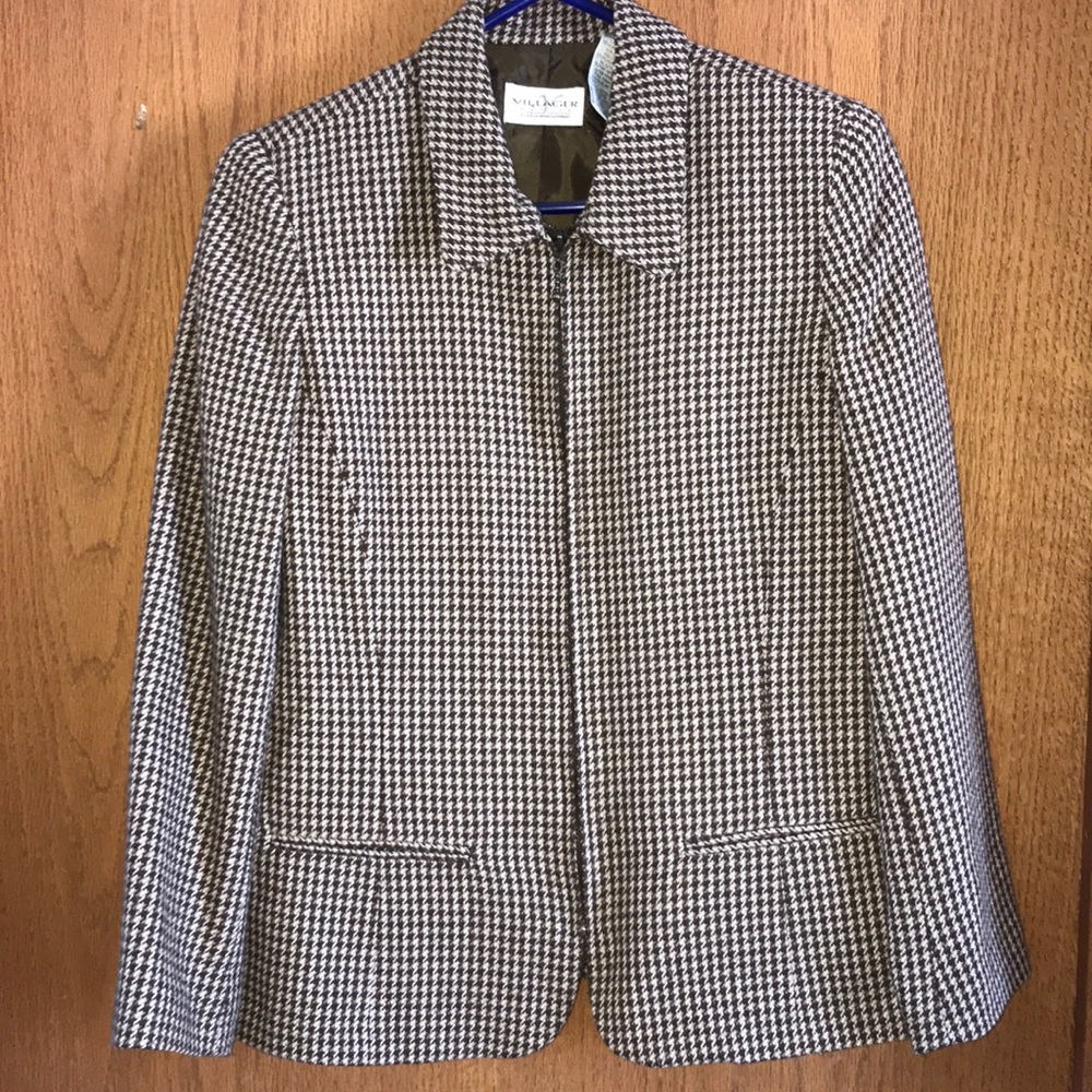 Brown houndstooth woman’s blazer